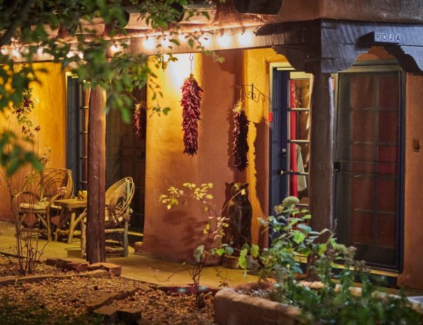 Puerta Roja outside courtyards
